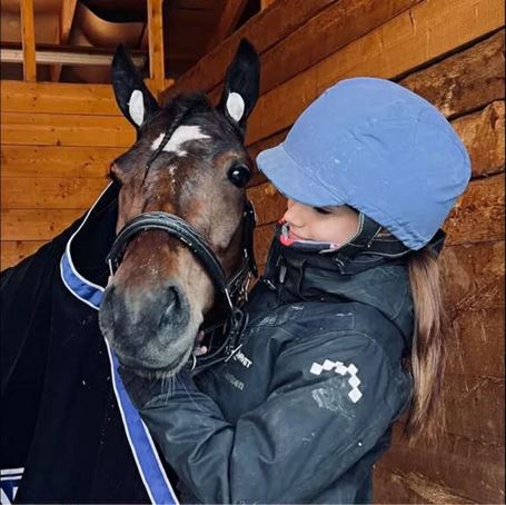 Aleksandra og Kvamdals Frøkna.jpg